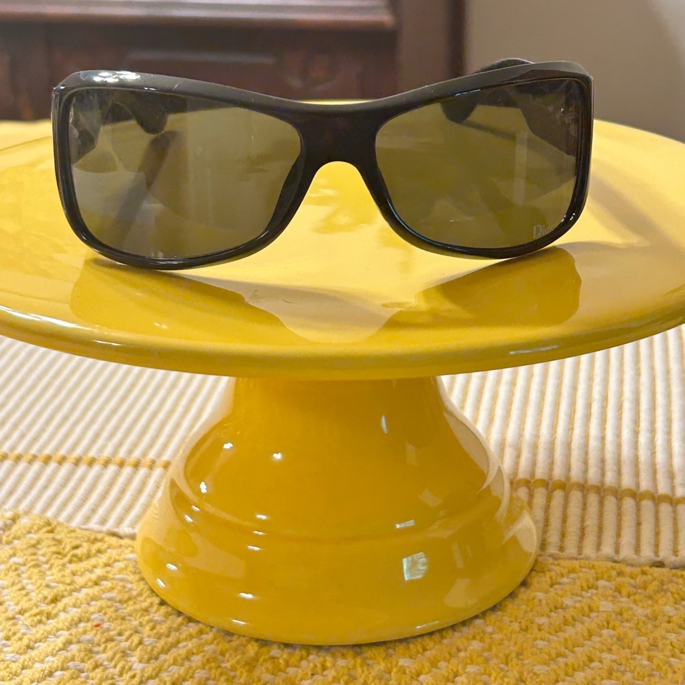 Dior Elegant Black Sunglasses with Case - Picture 4 of 8